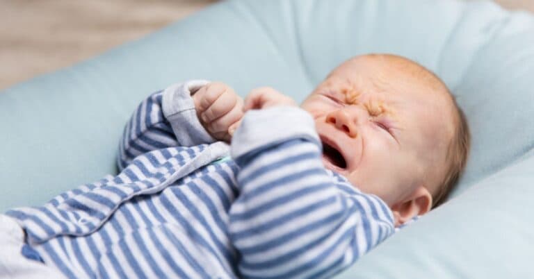 baby with infant colic littledot