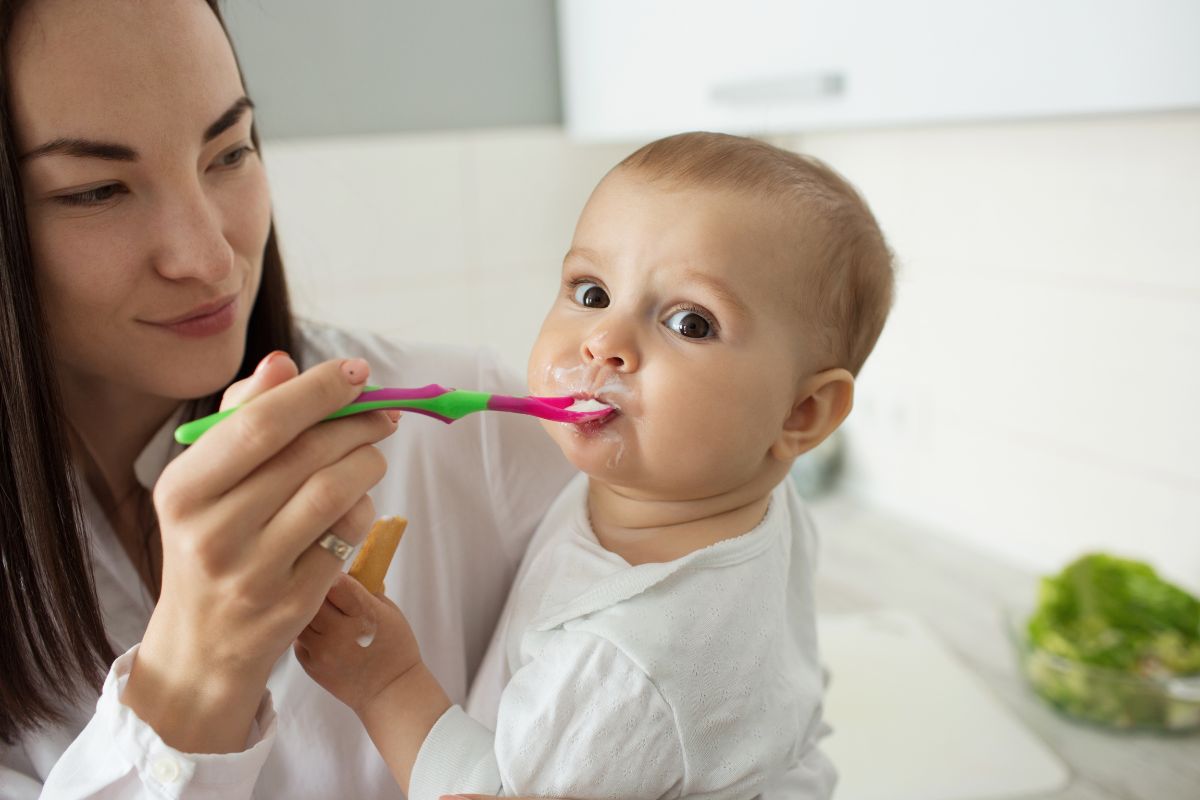 Mom feeds baby complementary feeding