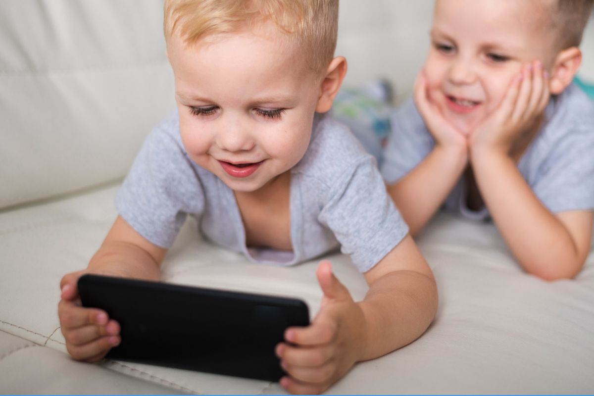 djete igra igrice na mobitelu